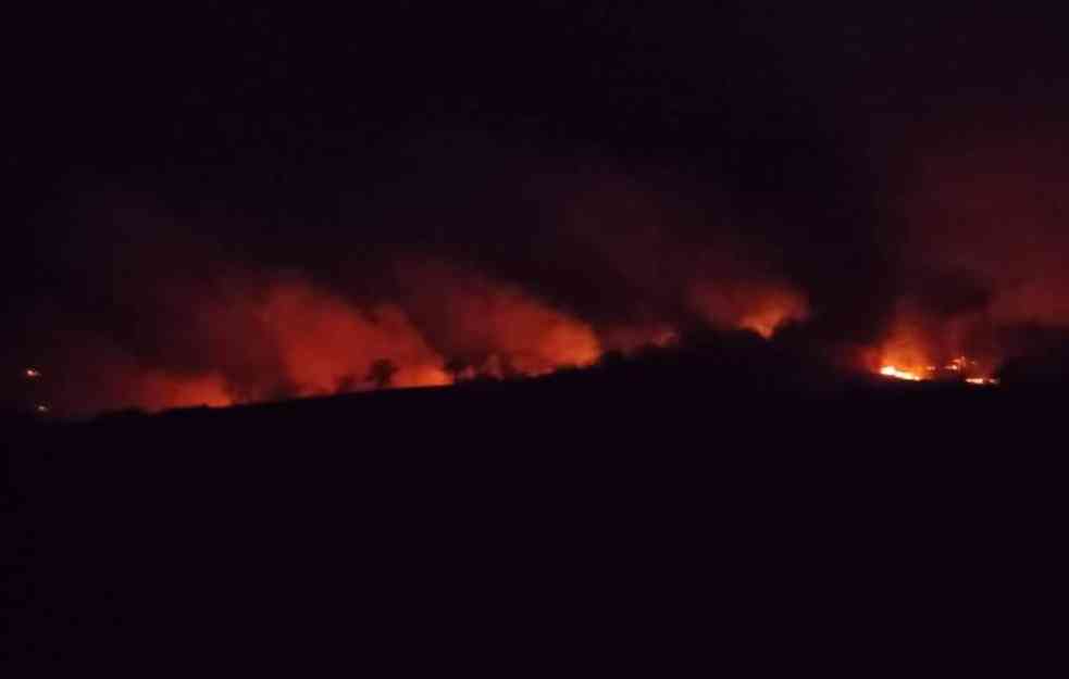 BUKTI POŽAR KOD KOSOVSKE KAMENICE: Gori šuma i nisko rastinje, vatra došla blizu sela