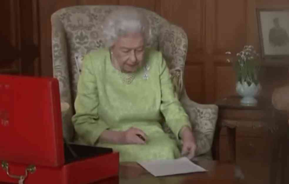 Kraljica Elizabeta II će prvi put u životu krasiti naslovnicu MODNE BIBLIJE: Povod je POSEBAN (FOTO+VIDEO)