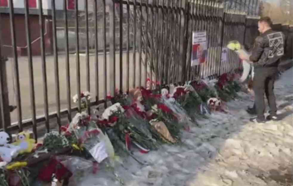 Potresni PRIZORI ispred ambasade Srbije u Moskvi: Rusi odali POČAST žrtvama bombardovanja (VIDEO)