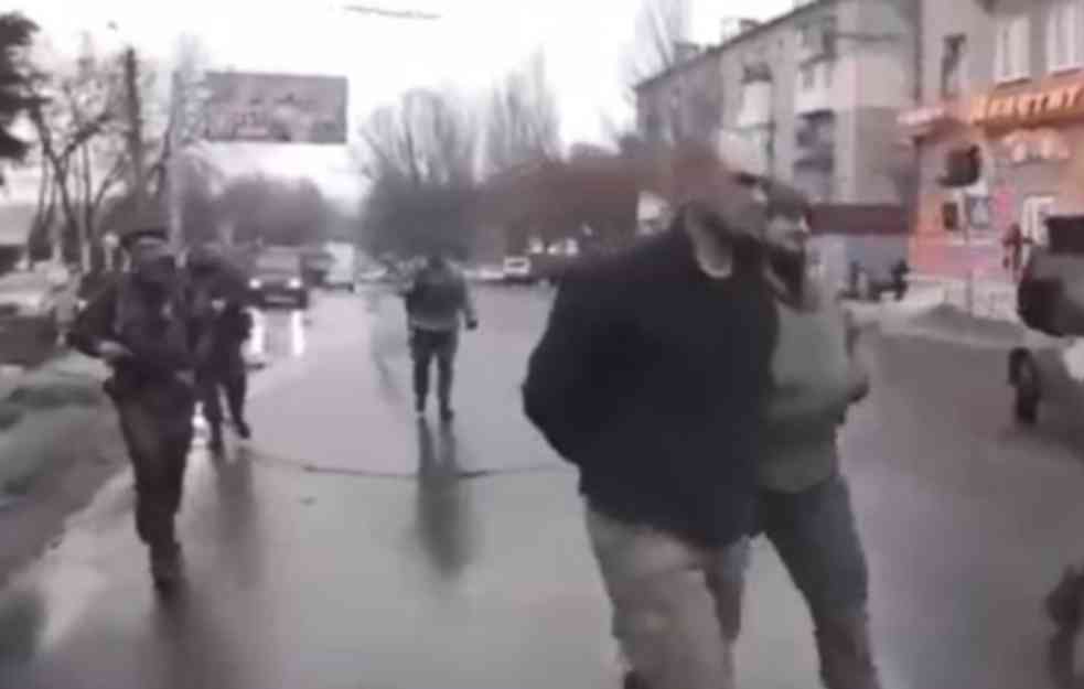 ZAROBLJEN VOĐA AZOVA! Ogorčeni narod hoće da ga rastrgne, vojnici ga jedva ugurali u vozilo (VIDEO)