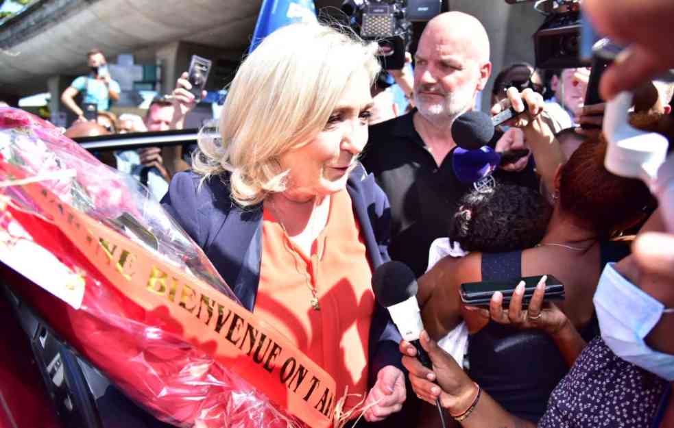 NAPADNUTA MARIN LE PEN! Napadači gurnuli telohranitelja, isčupali mikrofon