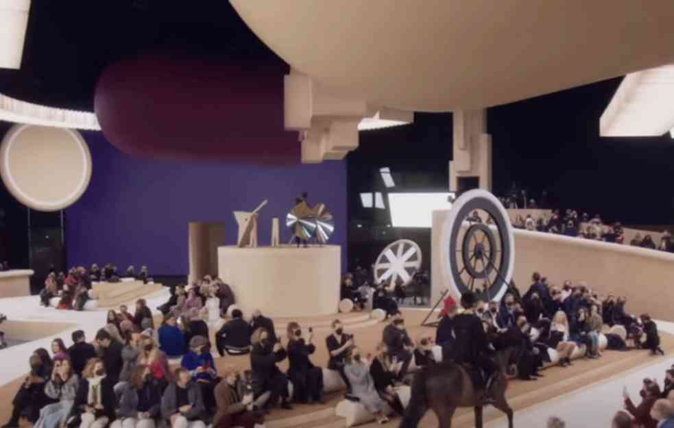 ELEGANTNO I PREFINJENO: Chanel predstavio kolekciju proleće/leto 2022, unuka GREJS KELI projahala na konju MODNOM PISTOM (VIDEO)