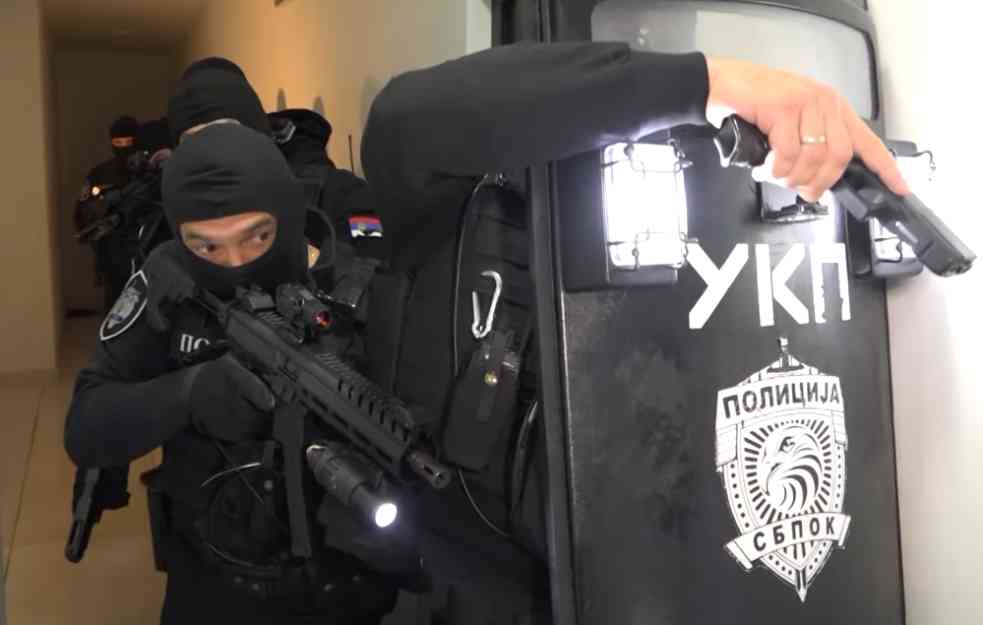 RAZVALILI VRATA, PA BACILI ŠOK BOMBE: Ovako su pripadnici UKP-a uhapsili članove Veljinog klana (VIDEO)