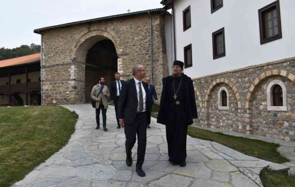 DEVENPORT POSETIO VISOKE DEČANE! Pratimo verska prava i vladavinu zakona (FOTO)