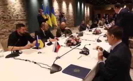 URNEBESNI SNIMAK SA PREGOVORA: Rus hteo da popije votku ali... (VIDEO)