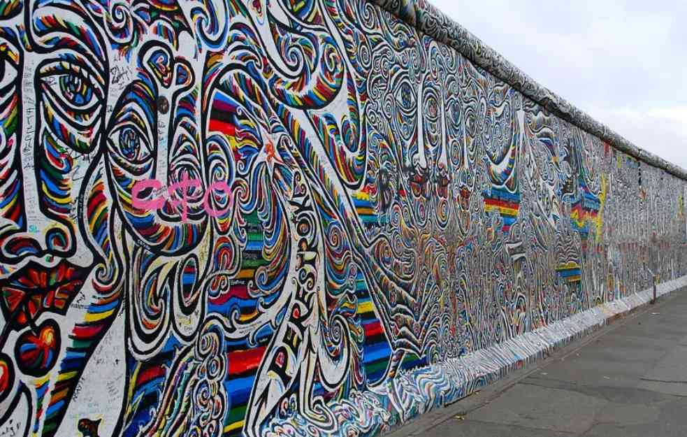 OSKAROVSKA ŠAMARČINA ODJEKNULA DO BERLINA! Skandal Vila Smita ukrasio čuveni zid (FOTO)