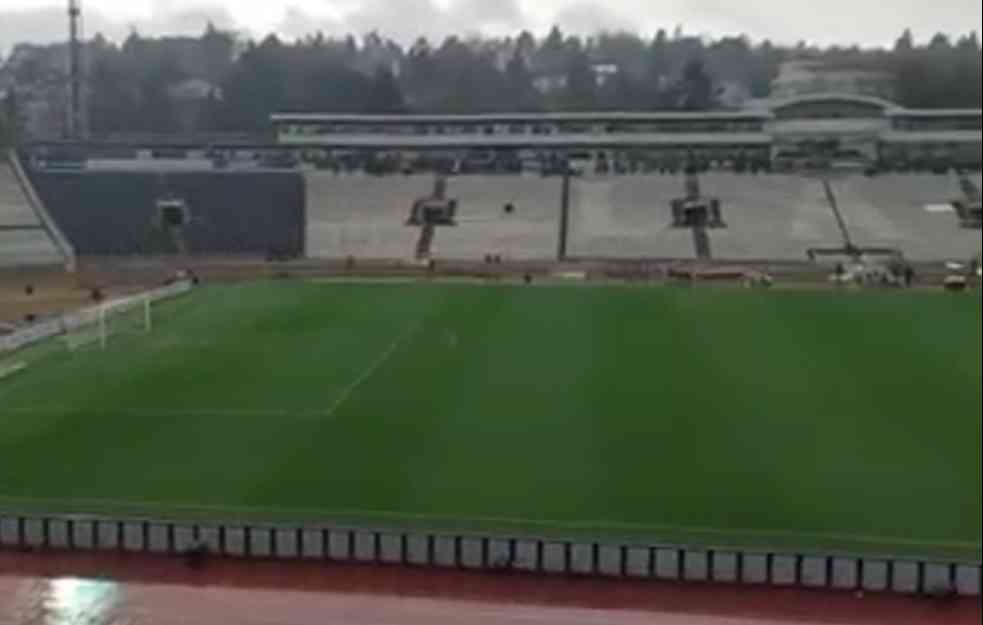 HAOS NA STADIONU PARTIZANA: Veliko nevreme odnelo klupu za rezerve, potop na poluvremenu (VIDEO)