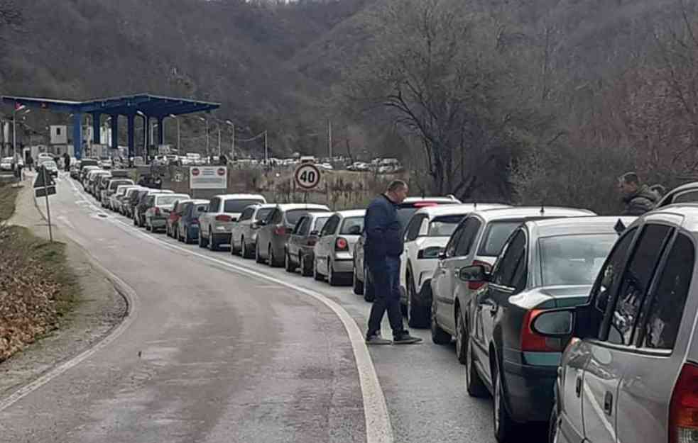GLASANJE SA KOSOVA: Srbi čekaju u kolonama (FOTO)