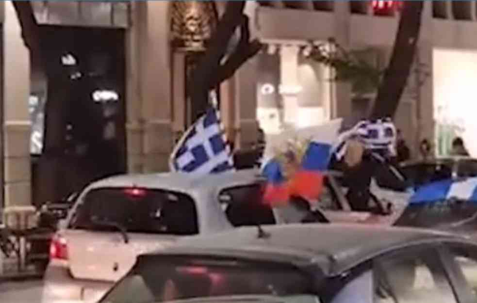 GRCI RAZVILI RUSKE ZASTAVE I POKAZALI SVOJ STAV: Micotakisu se ovo neće svideti (VIDEO)