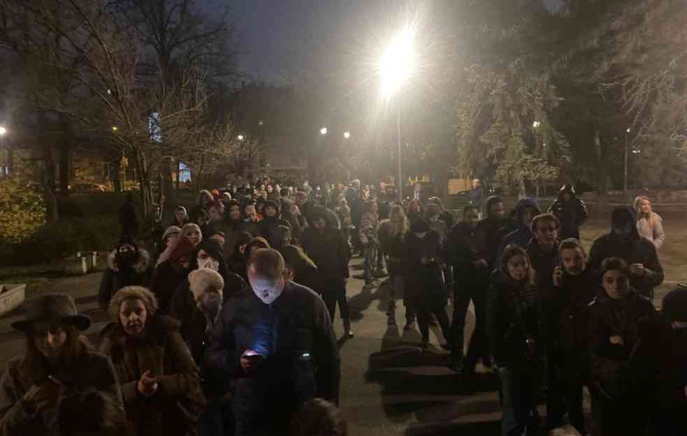 OVAKVE SLIKE SRBIJA NE PAMTI: Glasači u Beogradu i dalje čekaju red iako je prošlo 20 sati (FOTO)