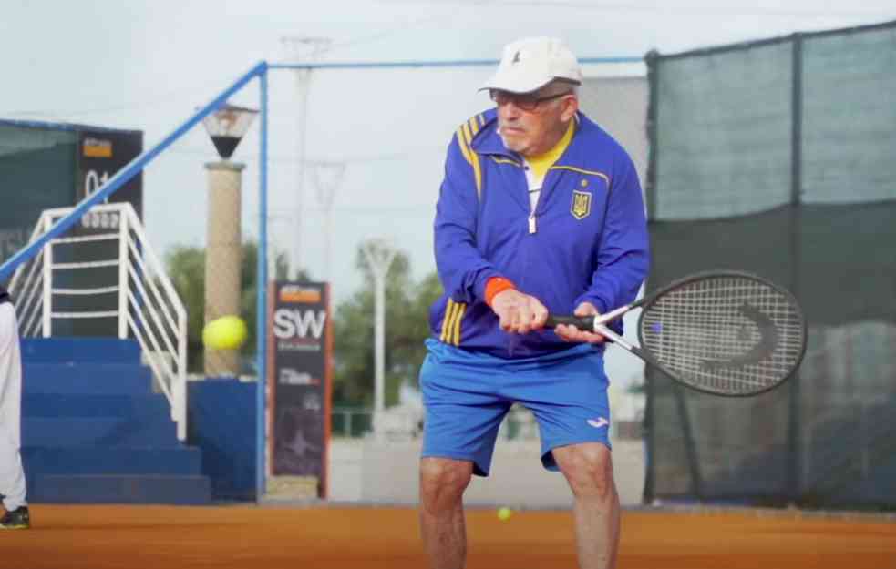 SUPER DEKICA: Ovo je NAJSTARIJI teniser na svetu koji želi NJIMA da izađe na CRTU! (VIDEO)