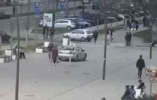 ŠTA RADI OVAJ ČOVEK: Novosadski taksista u pešačkoj zoni umalo udario čoveka (VIDEO)