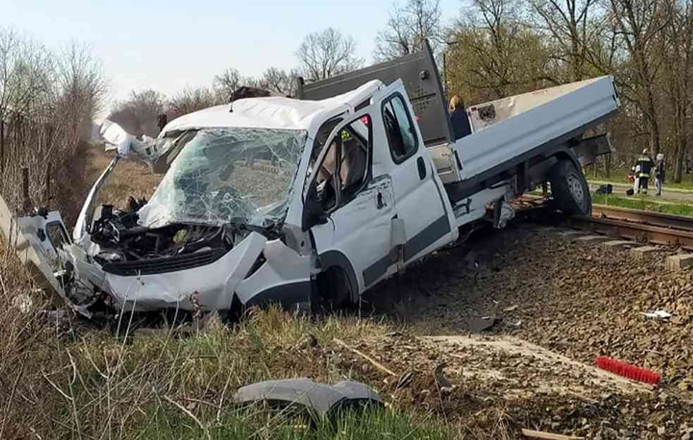 KARAMBOL U KOMŠILUKU Voz pregazio kamion, poginulo pet osoba (FOTO)