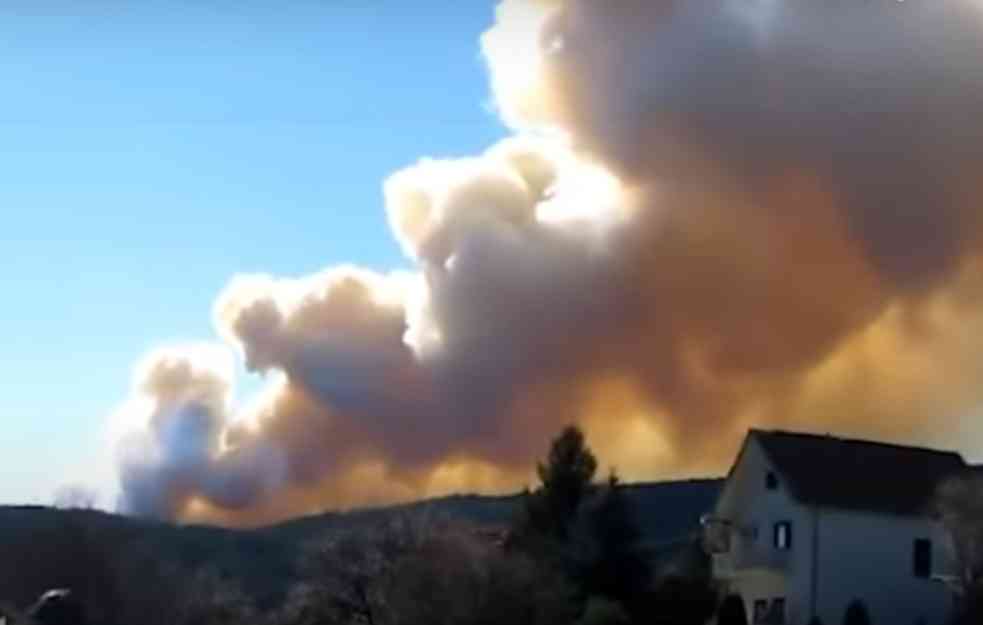 POŽAR KOD KRALJEVA: Gori šuma, jak vetar razbuktava plamen (VIDEO)