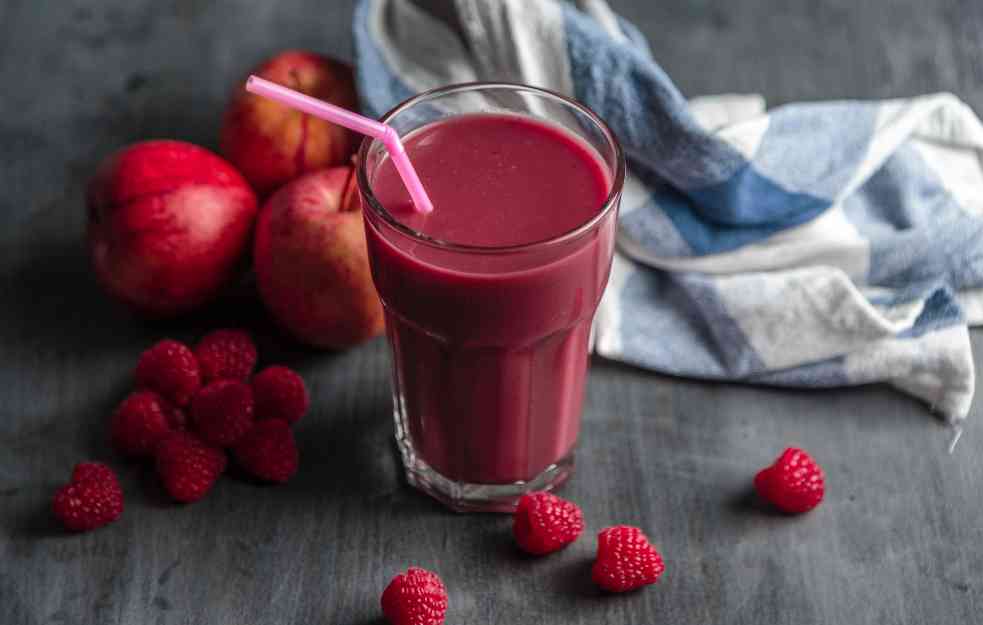 BOGAT VITAMINIMA: Zašto žene u menopauzi treba da piju sok od cvekle?