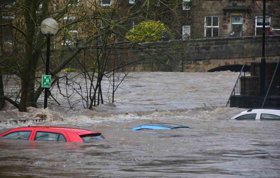 KATASTROFA! VODA NOSILA SVE PRED SOBOM: U stravičim poplavama poginulo 45 ljudi (VIDEO)