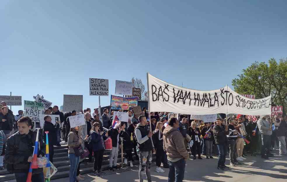 "GLAS“ NA PROTESTU PIJAČNIH PRODAVACA: Niko ne želi da čuje njihov glas! BAŠ VAM HVALA ŠTO SMO SOCIJALA (FOTO+VIDEO)