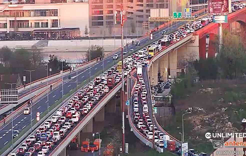 SAOBRAĆAJNI KOLAPS NA GAZELI: Sve stoji na auto-putu u smeru ka Nišu!