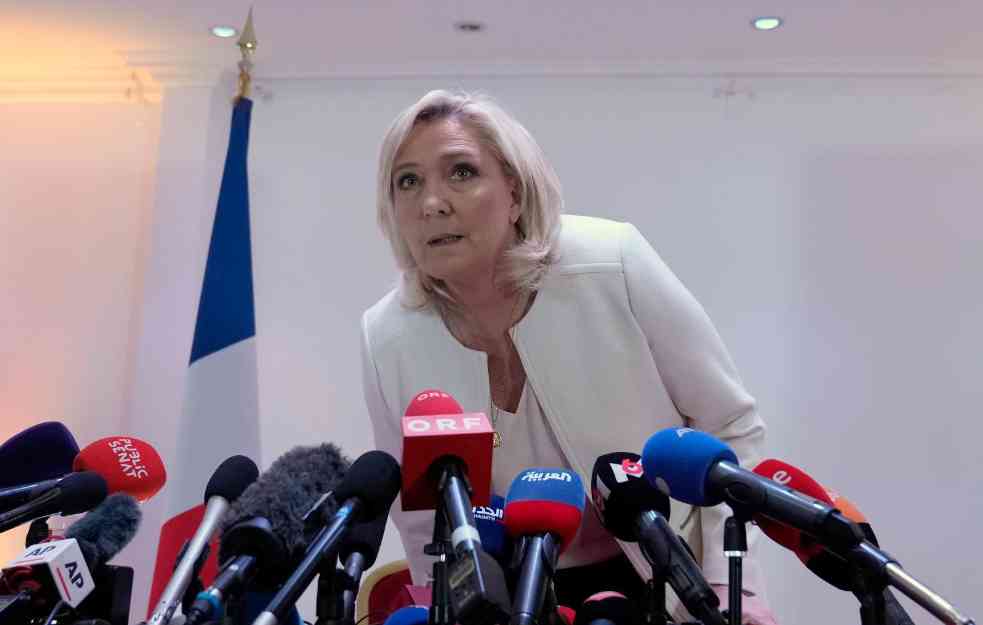 DRAMA NA KONFERENCIJI ZA MEDIJE MARIN LE PEN: Žena iz publike skočila, obezbeđenje je oborilo i iznelo iz sale (VIDEO)