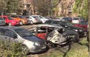 KAMERE SVE ZABELEŽILE: <span style='color:red;'><b>Podmetnut požar</b></span> u Lazarevcu, od automobila ostale samo nagorele školjke i garež (FOTO)