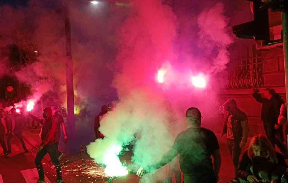 HAOS U CENTRU BEOGRADA: Bačene dimne bombe ispred Predsedništva Srbije (FOTO)