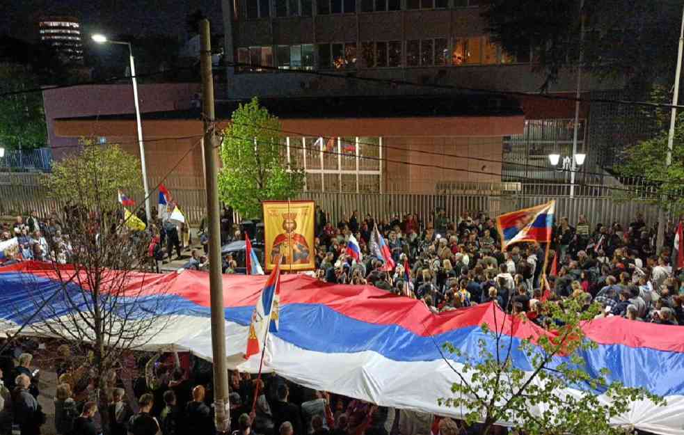 ODRŽAN PROTEST ISPRED PREDSEDNIŠTVA: Građani nezadovoljni odlukom Srbije, poslali jasnu poruku (FOTO)