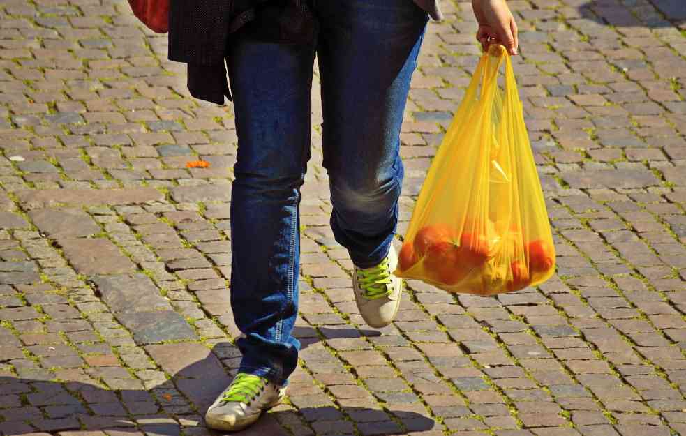 Prodavnice će od 1. januara naplaćivati plastične kese za voće i povrće