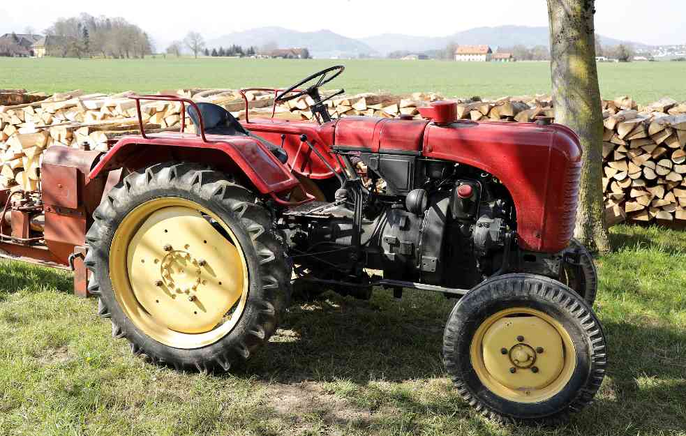 POLJOPRIVREDNICI, STIŽU DOBRE VESTI: Ako imate traktor stariji od 10 godina, a nemate dokumentaciju, OVO je način da ga KONAČNO registrujete