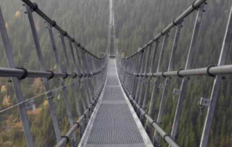 DA LI BISTE SE USUDILI? Otvara se najduži pešački viseći most KROZ OBLAKE i nalazi se u komšiluku (FOTO+VIDEO)