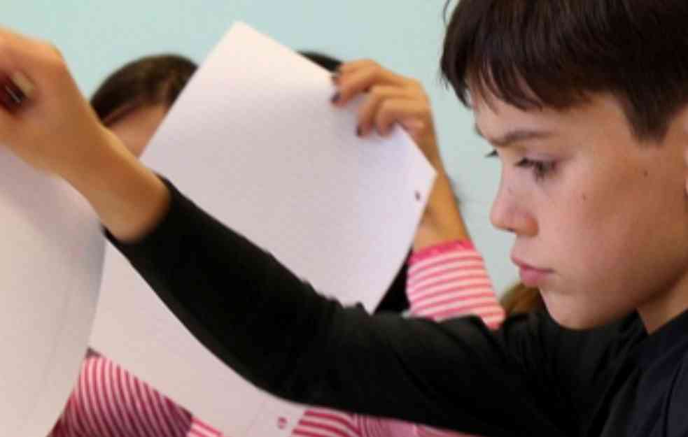 DECA U OVOJ ŠKOLI U OKOLINI BEOGRADA "CVILE OD UMORA": Dete u prvom razredu provodi u školi 10 sati