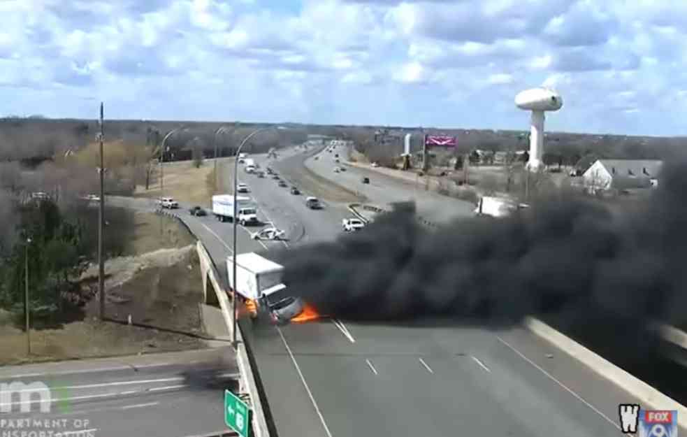 ŠOKANTAN SUDAR NA AUTO PUTU! Kamion je planuo, svi su gledali hoće li vozač izvući živu glavu (VIDEO)