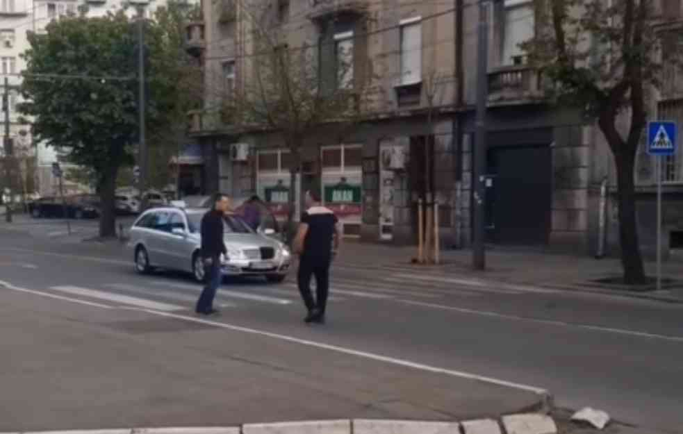 MAKLJAŽA U CENTRU BEOGRADA: Taksista vozio mladića na haubi, haos usred bela dana (VIDEO)