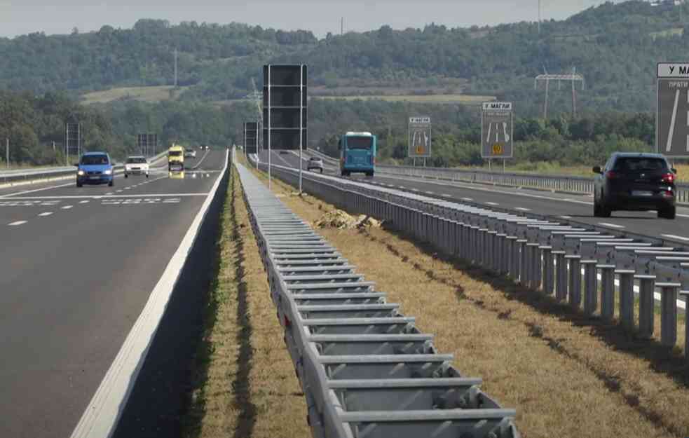 Prevrtanje na auto-putu: Probio zaštitnu ogradu