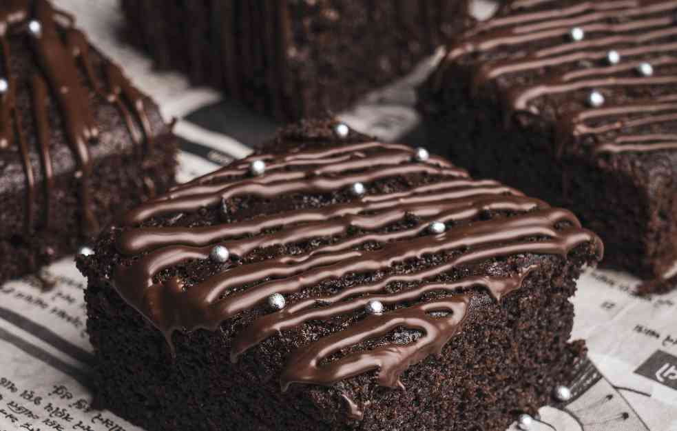 PAR SASTOJAKA I MNOGO LJUBAVI: Neodoljivi POSNI čokoladni kolač za 20 minuta na vašoj trpezi!
