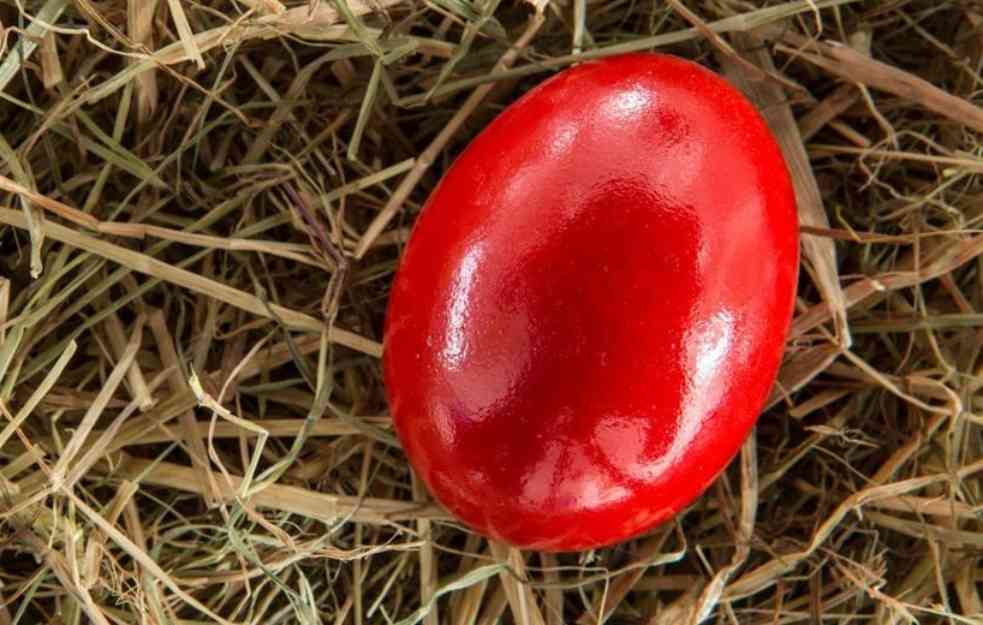 BOJA ĆE BITI INTENZIVNA DO SLEDEĆE GODINE : Jarkocrvena uskršnja jaja po grčkom receptu