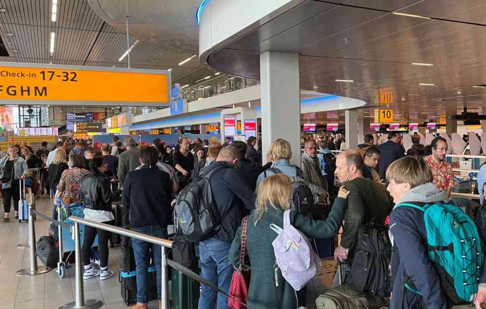 HAOS NA AERODROMU U AMSTERDAMU! Otkazani letovi, putnicima se savetuje da ne dolaze (FOTO)