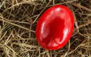 BOJA ĆE BITI INTENZIVNA DO SLEDEĆE GODINE : Jarkocrvena <span style='color:red;'><b>uskršnja jaja</b></span> po grčkom receptu