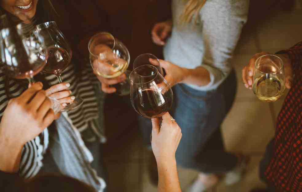 EVO KAKO KONZUMIRANJE ALKOHOLA UTIČU NA POJAVU DEMENCIJE: Rizična grupa je POSLE 40 godina