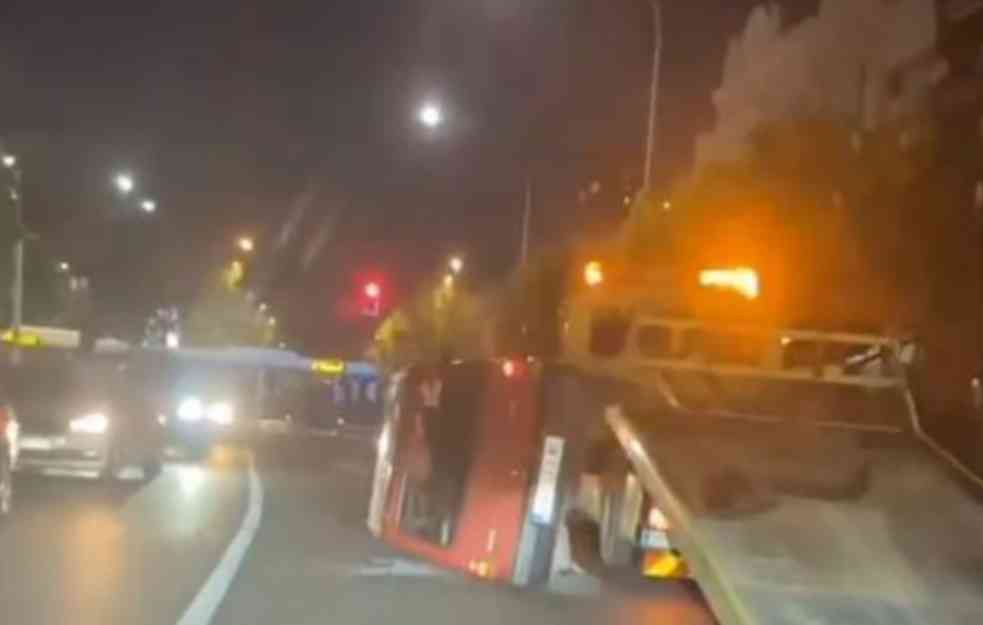 UDES KOD VUKOVOG SPOMENIKA: Automobil se prevrnuo, nema povređenih