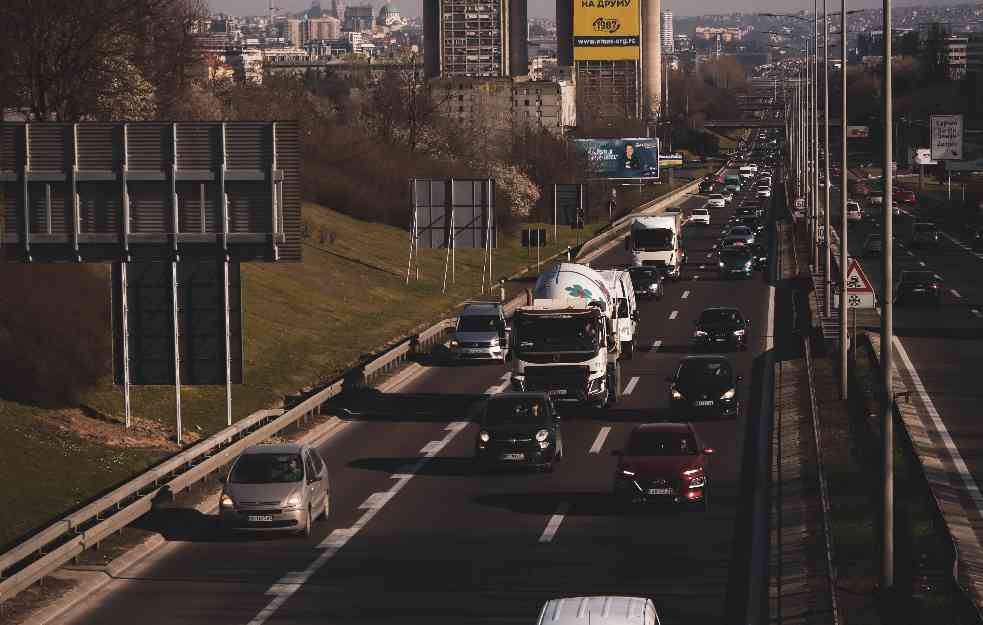 NAORUŽAJTE SE STRPLJENJEM: Ako krećete na put vozite pažljivo, očekuje se veći broj vozila zbog praznika