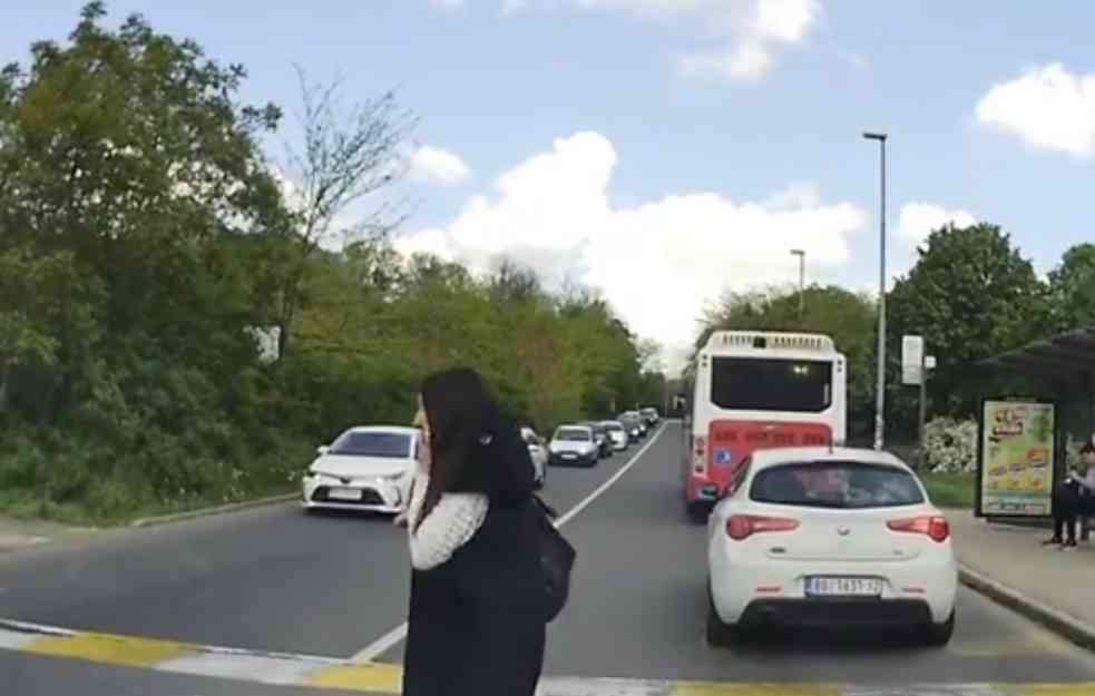 UMALO JE UBIO NA PEŠAČKOM PRELAZU: Uznemirujući snimak sa beogradskih ulica: Devojka za dlaku izbegla smrt (VIDEO)