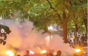 LUDNICA NA DORĆOLU: Svatovi blokirali ulicu, zapalili baklje i zapevali pesmu - žandarmerija ih rasterala za pet minuta (VIDEO)