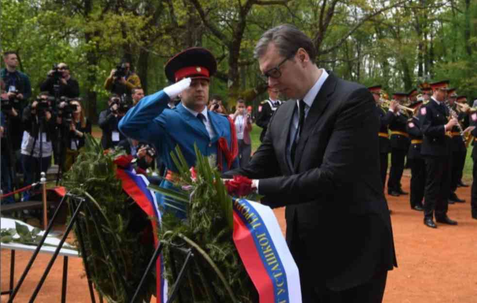 VUČIĆ POLOŽIO VENAC ZA ŽRTVE JASENOVCA:  Svaki put kada dođem ovde pokušam da pronađem odgovore (FOTO)