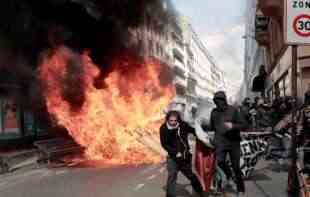 BURNO U PARIZU! Žestoki sukobi anarhista i policije, restorani opljačkani, <span style='color:red;'><b>polomljen</b></span>i prozori, GORE KANTE ZA ĐUBRE