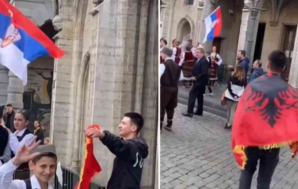SKANDAL USRED EVROPSKE UNIJE! Srpska deca na meti Albanaca u Briselu, provokatori sa zastavama i dvoglavim orlom (VIDEO)