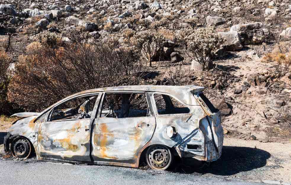 NOVI NAPAD NA SRBE NA KiM: Usred noći ušetali u dvorište u Zubinom Potoku i zapalili automobil