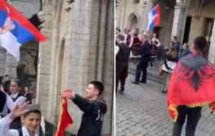 SKANDAL USRED EVROPSKE UNIJE! Srpska deca na meti Albanaca u Briselu, <span style='color:red;'><b>provokatori</b></span> sa zastavama i dvoglavim orlom (VIDEO)