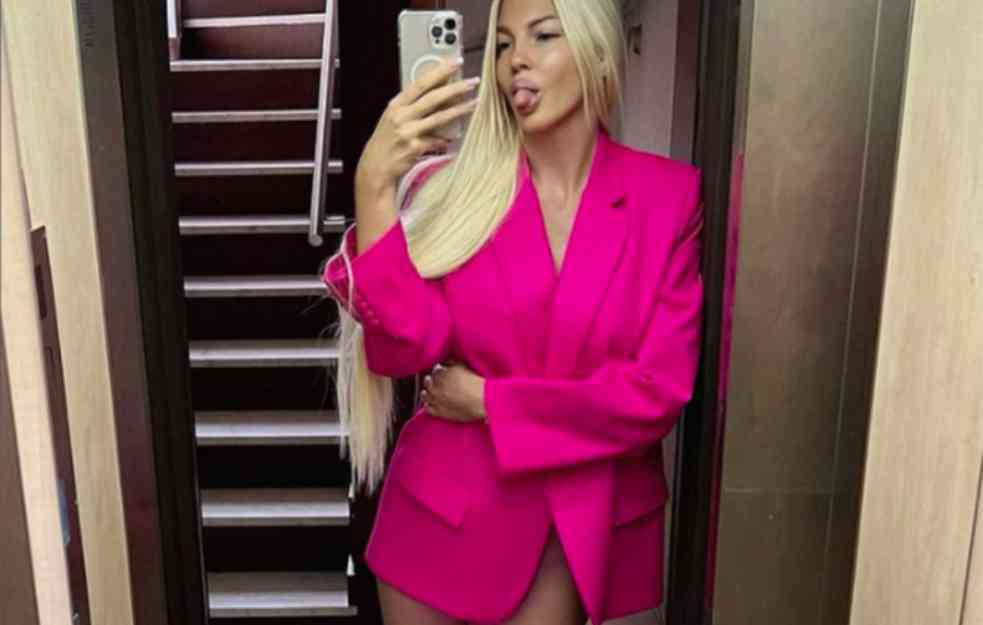 BEZ BRUSHALTERA I ŠMINKE: Jelena Karleuša privukla svu pažnju ispred Palate pravde, ispod haljine se naziralo samo jedno! (FOTO)