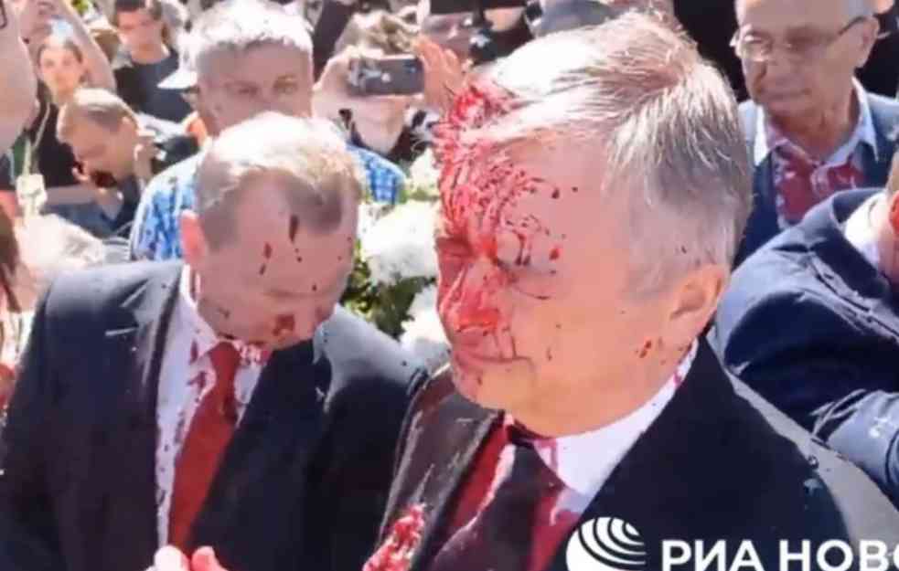 NAPADNUT RUSKI AMBASADOR U POLJSKOJ: Preprečili mu put i polili ga crvenom farbom (VIDEO)