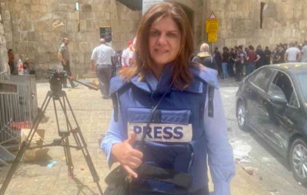 POGOĐENA METKOM U GLAVU! Ubijena novinarka dok je izveštavala (UZNEMIRUJUĆI SNIMAK)